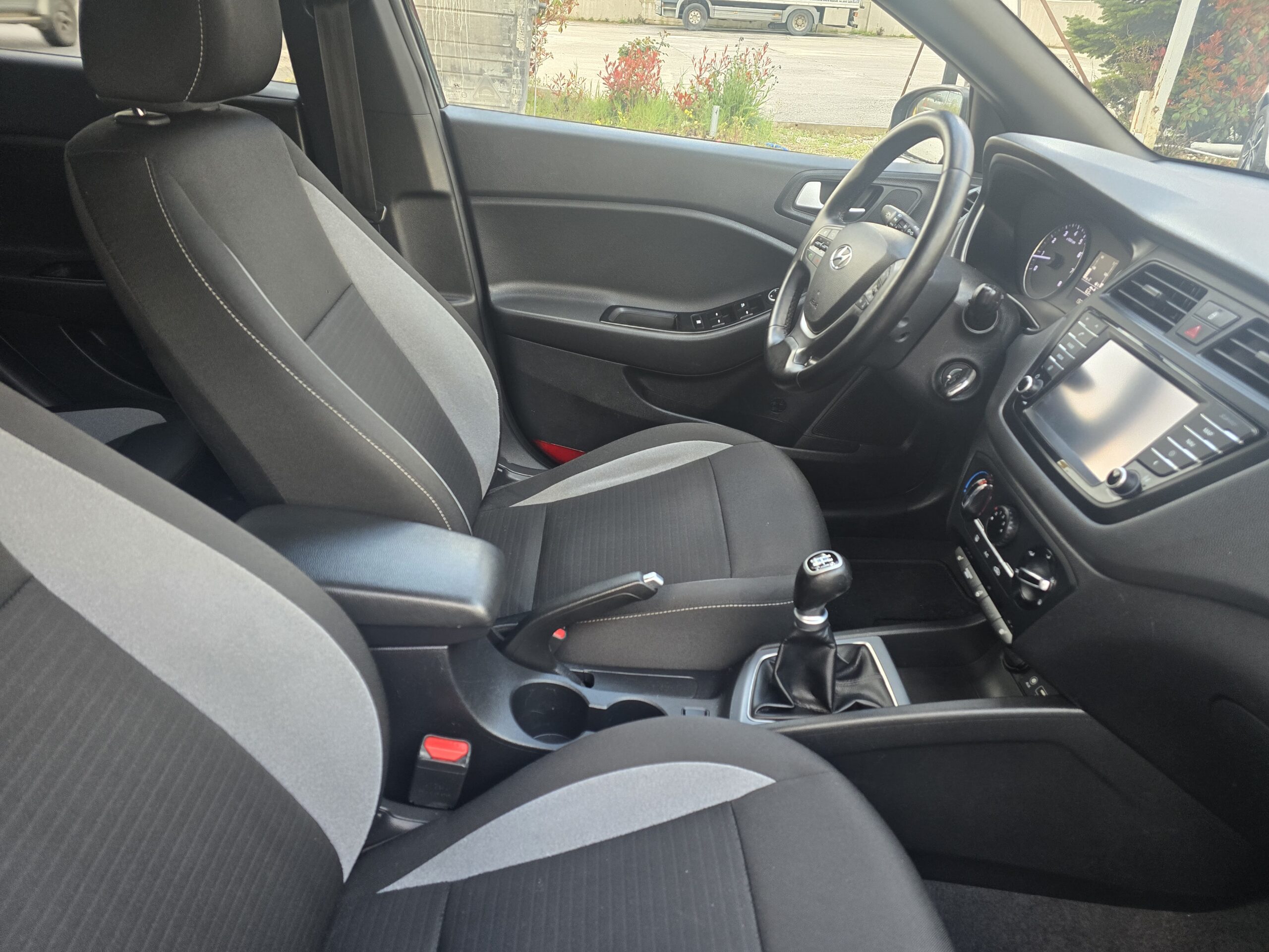 HYUNDAI !20 2017 COMFORT - Image 16