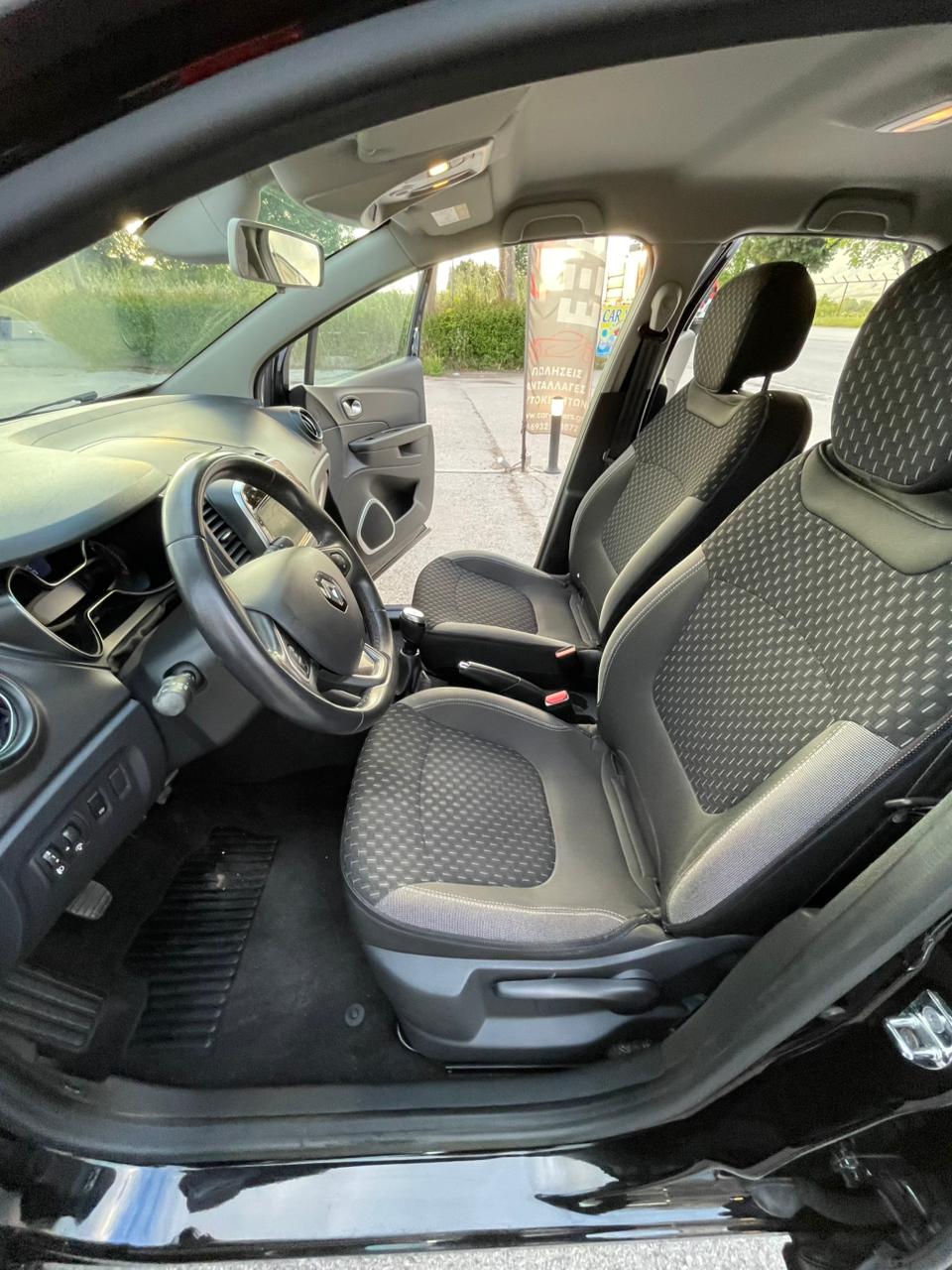 RENAULT CAPTUR 2018 - Image 9