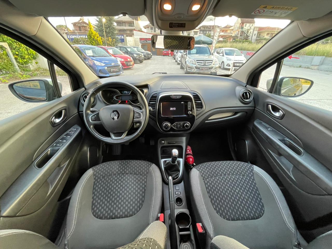 RENAULT CAPTUR 2018 - Image 10